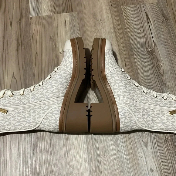 Michael Kors Corey Logo Combat Boot cream & tan Womens size 7.5 Ankle Bootie - Picture 10 of 14